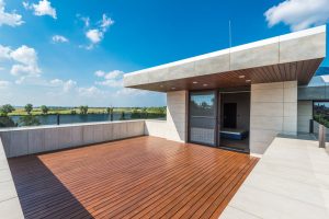 Pose de terrasse bois sur mesure sur rooftop à Lyon