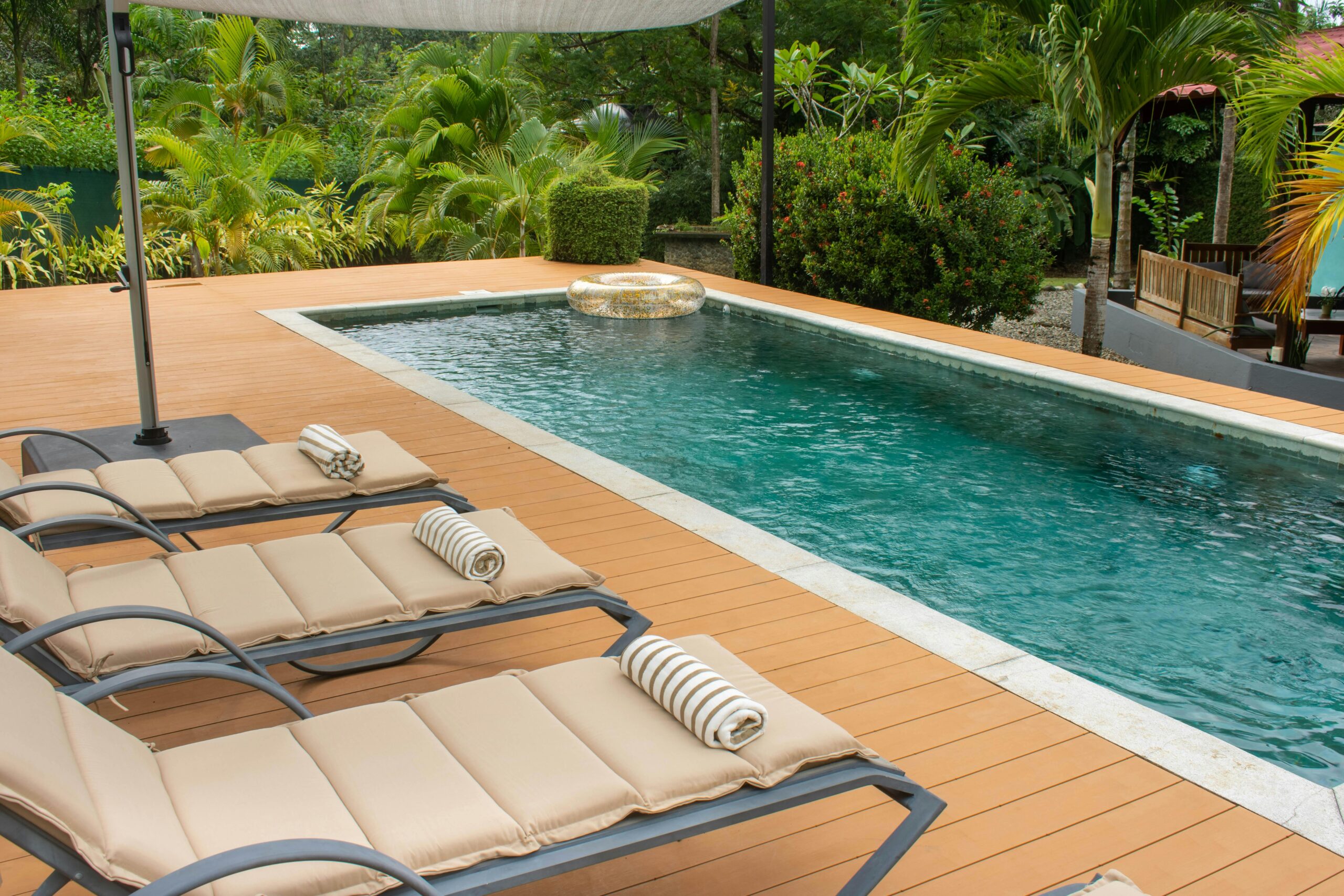 Pose de terrasse bois sur mesure autour d’une piscine à Lyon