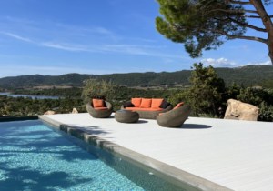 terrasse aluminium sur mesure grise en plage de piscine avec vue sur les montagnes