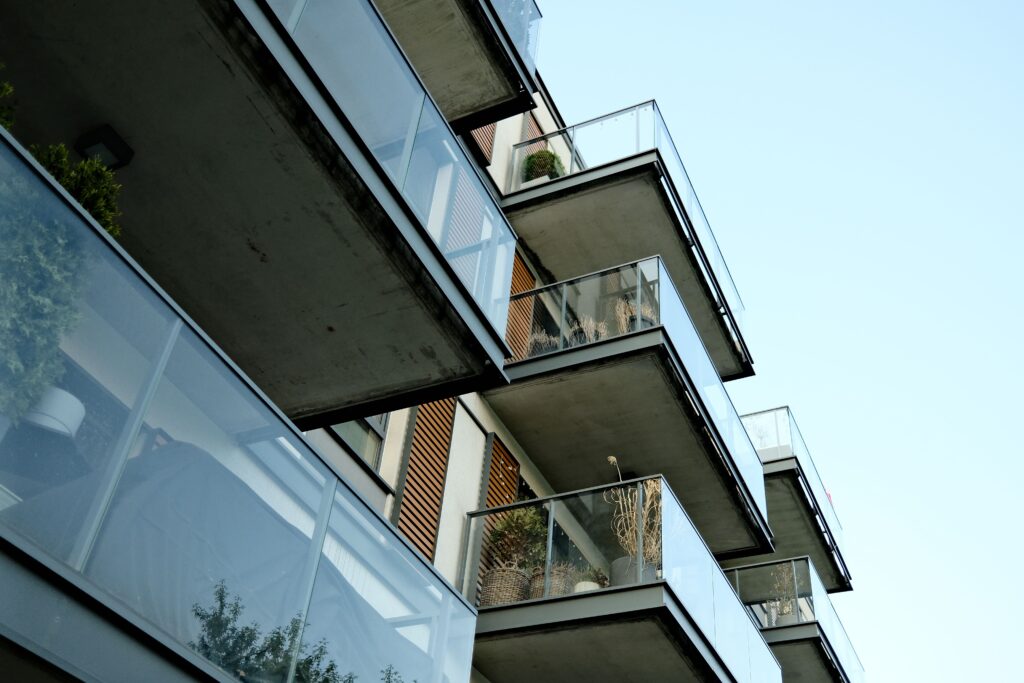 aménagement balcon terrasse bois carrelage composite aluminium