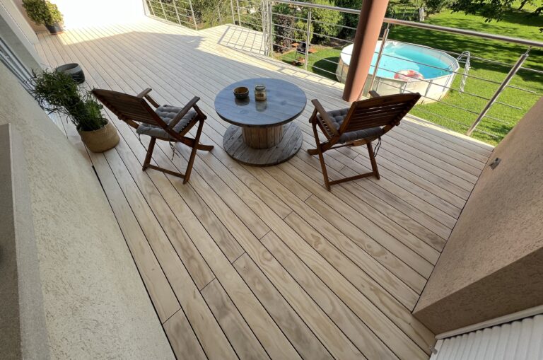 terrasse bois en Accoya à Lyon sur un balcon