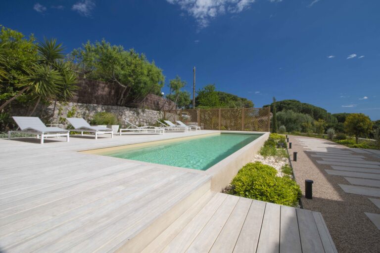 terrasse bois en Accoya à Lyon en contour de piscine