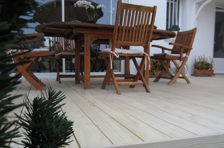 terrasse bois en accoya naturel autour d'une maison à Lyon