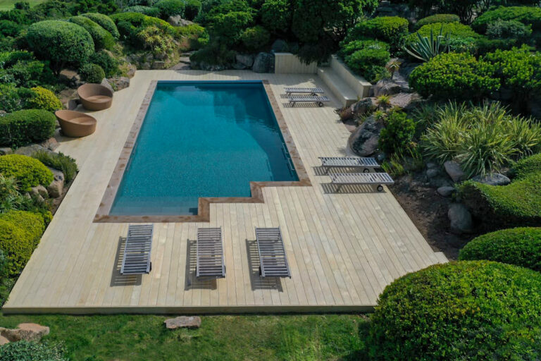terrasse bois en Accoya à Lyon en plage de piscine