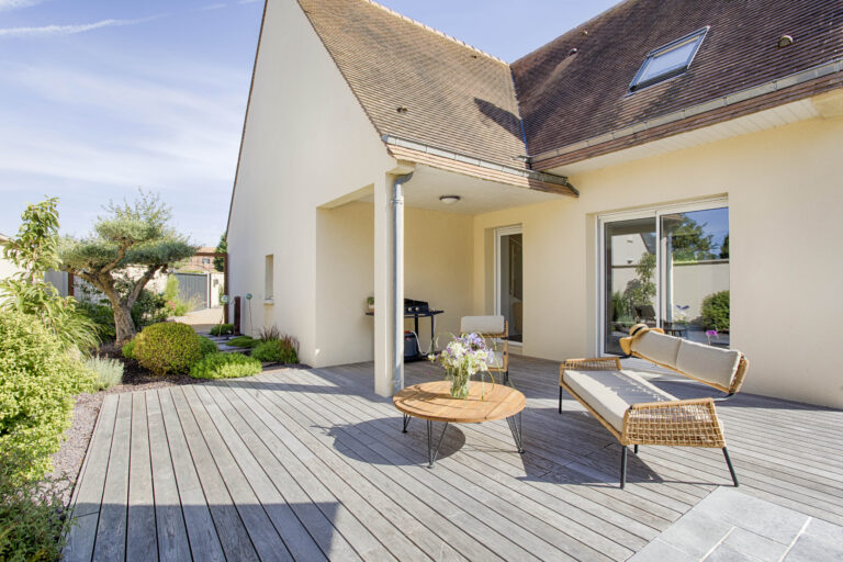 Terrasse bois en Kebony à Lyon autour d'une maison