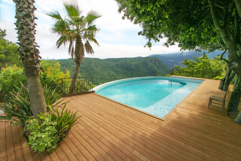 Terrasse bois en Kebony à Lyon en plage de piscine