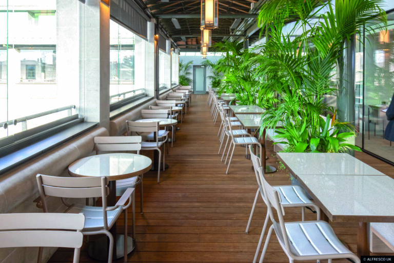 Terrasse bois en Kebony à Lyon pour un restaurant