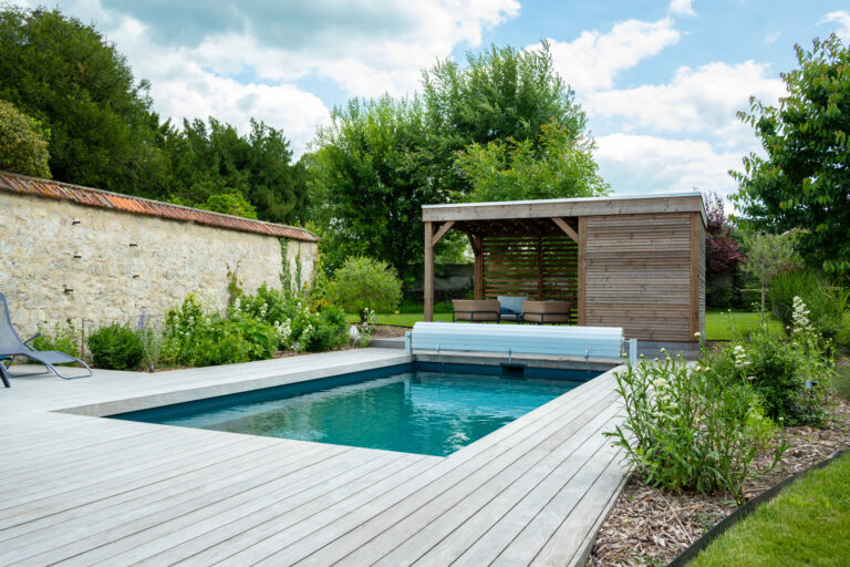 Terrasse bois en Kebony à Lyon en tour de piscine