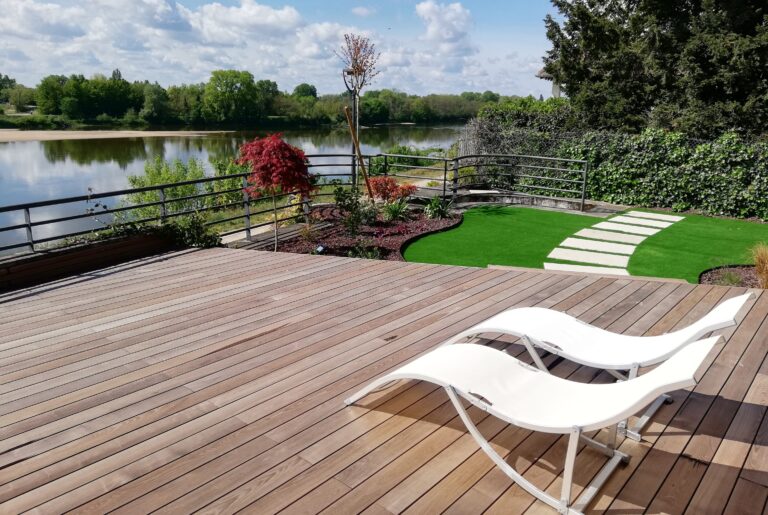 terrasse bois en Thermo-frêne à Lyon en bord de lac