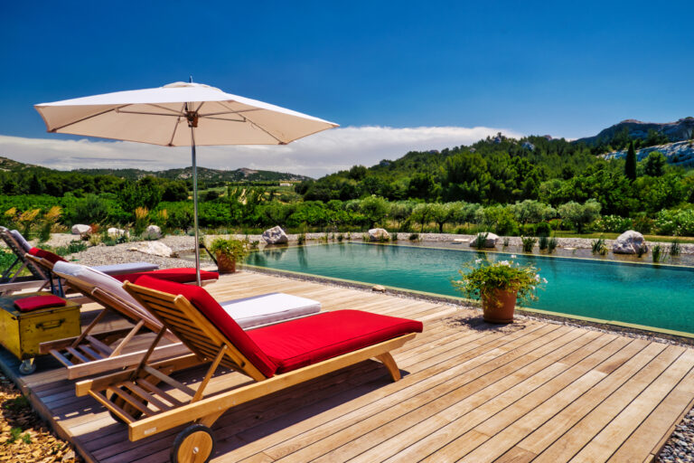Terrasse bois en Thermo-frêne à Lyon en contour de piscine