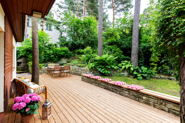 terrasse en bois thermo-pin à lyon en maison de campagne