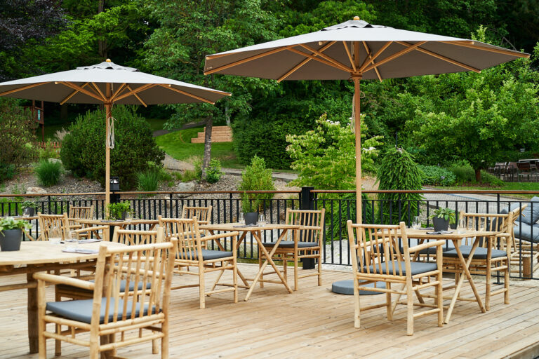 terrasse en bois thermo-pin à lyon pour restaurant