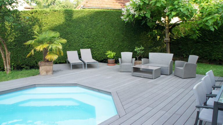 terrasse en composite à Lyon pour plage de piscine